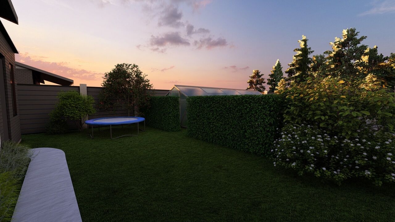 Детская игровая зона на газоне и теплица за плотной живой изгородью